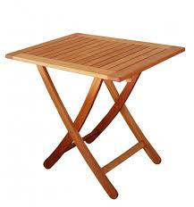 mesa de jardin en un outlet